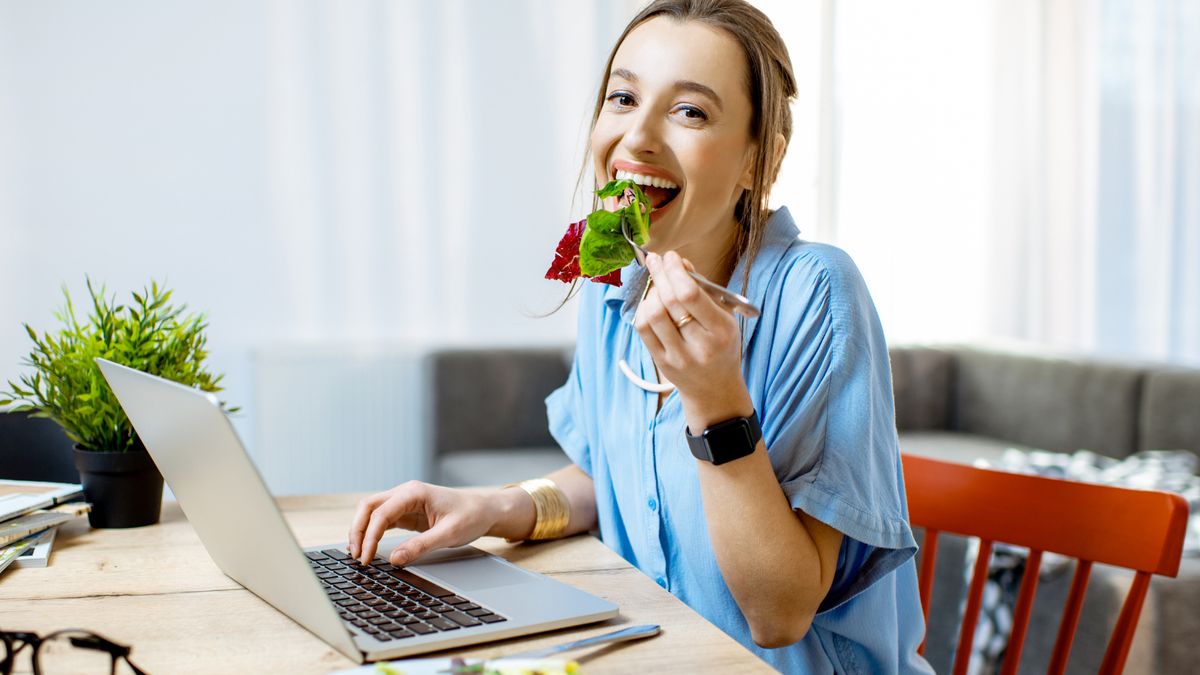 Co dziś na lunch? Kolorowa sałatka na upały