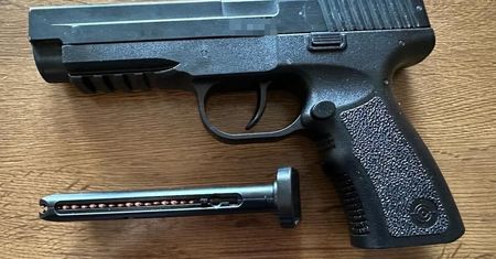 Nalegał na spotkanie z 26-letnią znajomą. Gdy odmówiła, wyjął pistolet na kulki i strzelił w jej kierunku