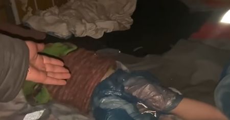 Dzieci owinięte w worki na śmieci. Nagranie z podziemi Mariupola rozdziera serce