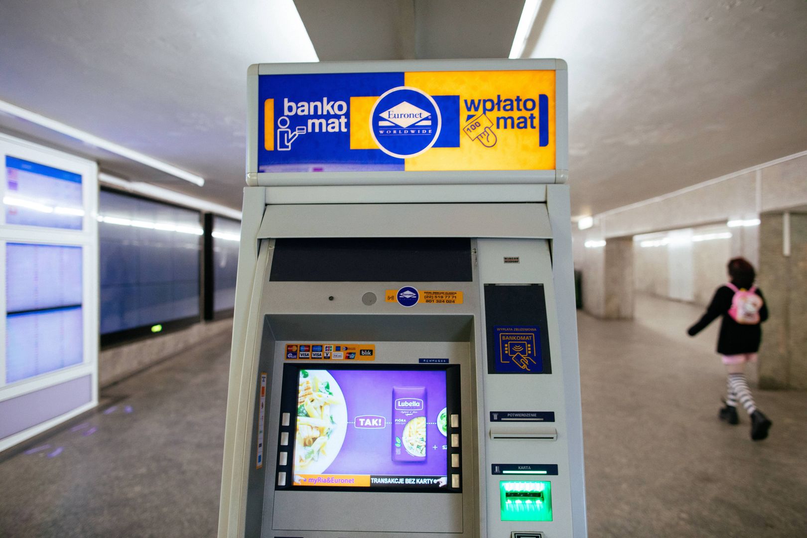 Bankomat ostrzegł kobietę przed kradzieżą. Technologia uratowała pieniądze 28-latki