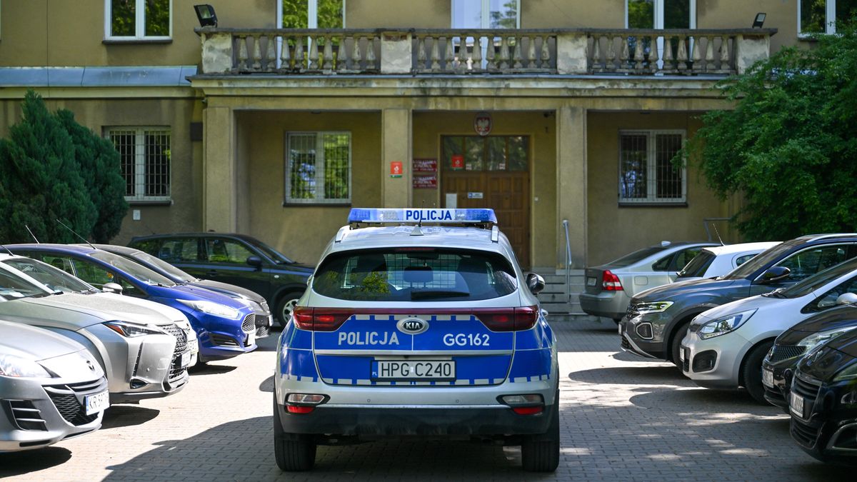 Prokuratura Rejonowa Krak�w Podg�rze
Krak�w, 30.04.2025. Doprowadzenie podejrzanego o zab�jstwo lekarza do Prokuratury Rejonowej Krak�w Podg�rze, 30 bm. 35-latek, 29 bm. mia� wtargn�� do gabinetu ortopedy w Szpitalu Uniwersyteckim w Krakowie i zada� mu ciosy no�em. Mimo natychmiastowej pomocy lekarz zmar�. (mgut) PAP/Art Service
Art Service
areszt, aresztowanie, doprowadzenie, lekarz, no�ownik, ortopeda, podejrzany, policja, Prokuratura Rejonowa Krak�w Podg�rze, przes�uchanie, radiow�z, szpital, Szpital Uniwersytecki, zab�jstwo