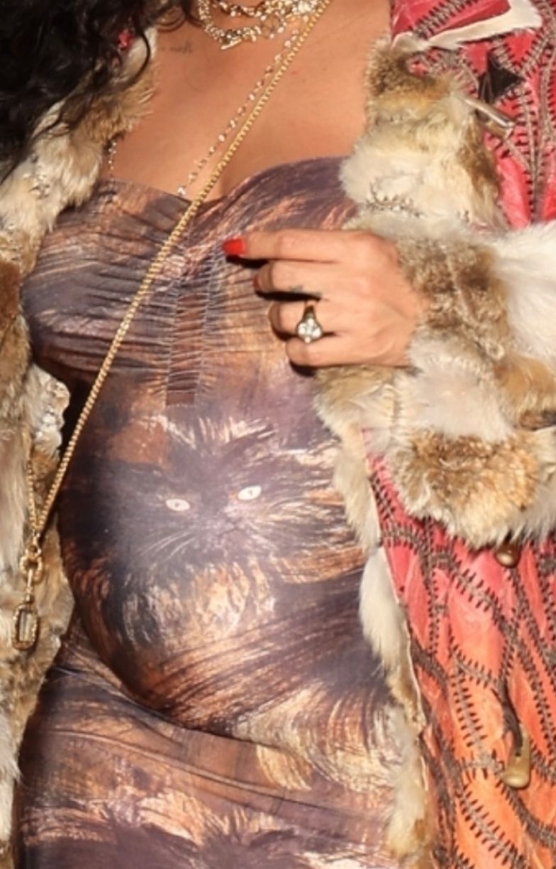 Ciężarna Rihanna opuszcza włoską restaurację w Santa Monica
