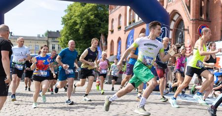 Sportowe emocje na urodzinach Słupska. Za nami bieg na wieżę ratusza! [WIDEO]