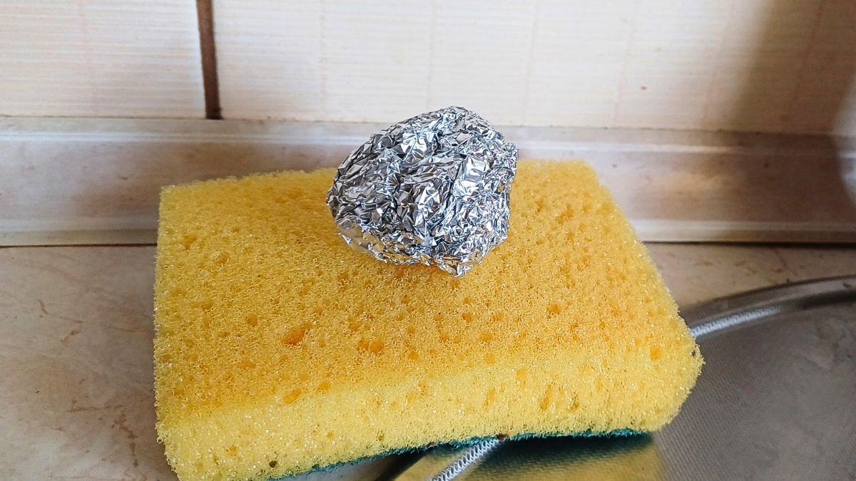 Zawsze trzymam kulkę z folii aluminiowej w kuchni.