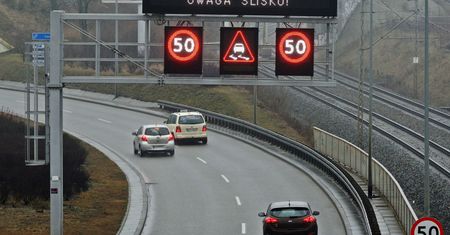 KE zaleca wprowadzenie ograniczeń prędkości zależnych od pogody. Zimą jeździlibyśmy wolniej