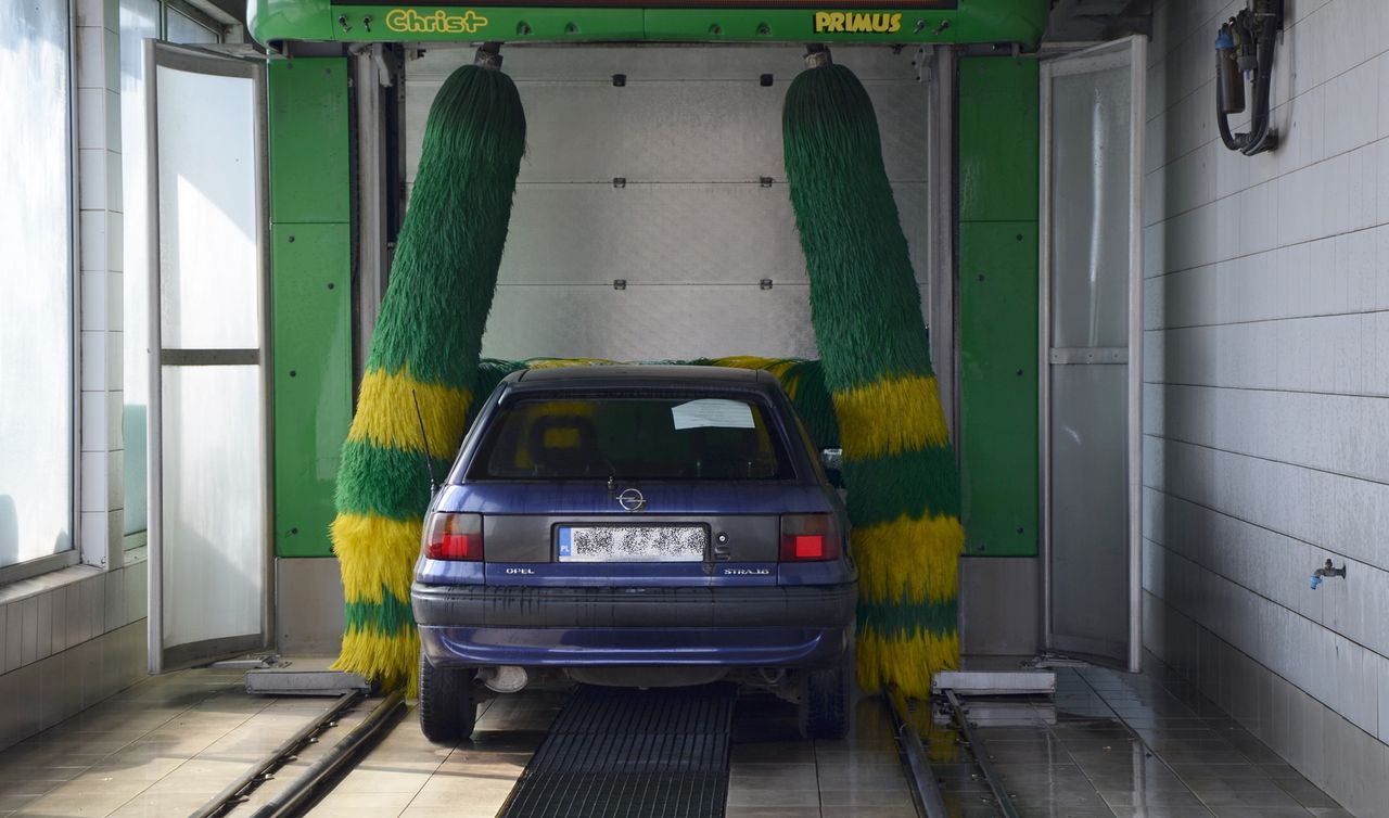 Niedomyte auto po myjni automatycznej? Można to reklamować