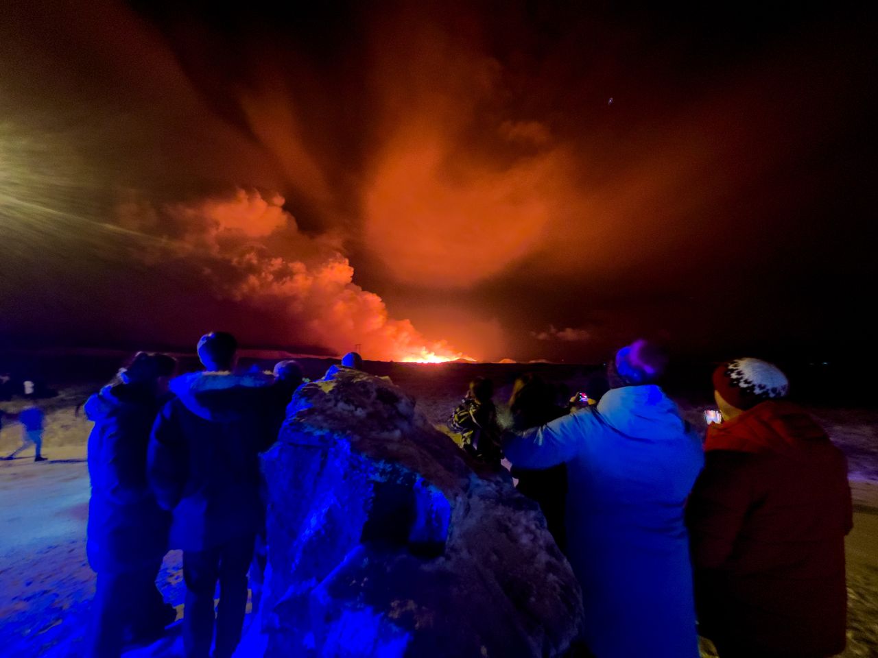 Ludzie obserwujący erupcję