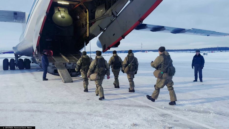 Rosja wysy?a wojsko do Kazachstanu6736799 06.01.2022 In this handout video grab released by the Russian Defence Ministry, Russian servicemen, part of the Collective Security Treaty Organization (CSTO) peacekeeping forces, board an Ilyushin Il-76 military transport aircraft before departure to Kazakhstan at Chkalovsky airfield, outside Moscow, Russia. CSTO decided to deploy the Collective Peacekeeping Forces to Kazakhstan after a relevant request by Kazakh President Kassym-Jomart Tokayev. The forces will be deployed for a limited period in order to stabilize the situation in the country. Editorial use only, no archive, no commercial use. Russian Defence Ministry