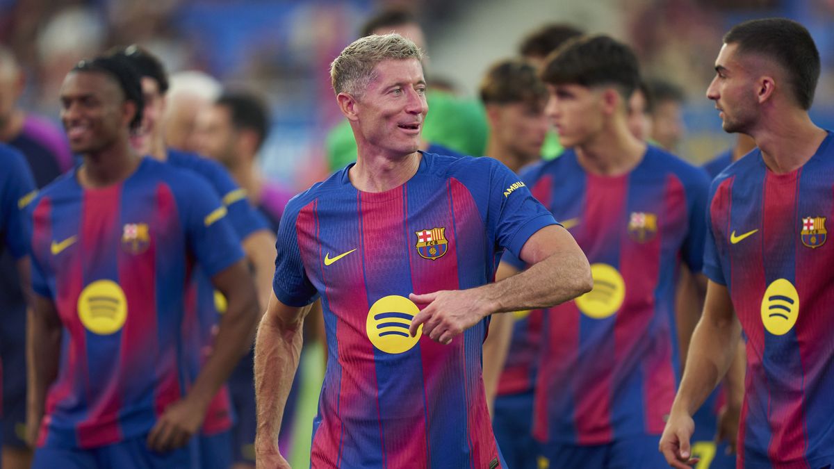 BARCELONA, SPAIN - AUGUST 10: Robert Lewandowski of FC Barcelona looks on prior to the Joan Gamper Trophy match between FC Barcelona and Como1907 at Estadi Johan Cruyff on August 10, 2025 in Barcelona, Spain. (Photo by Pedro Salado/Getty Images)