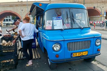 Zjadłam kultową kiełbaskę z Nyski. To tam wieczorami ustawiają się długie kolejki