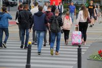 Ulica; Warszawa; ludzie; przejście dla pieszych; społeczeństwo; obywatele; mieszkańcy; stolica; emerytury; renty; świadczenia