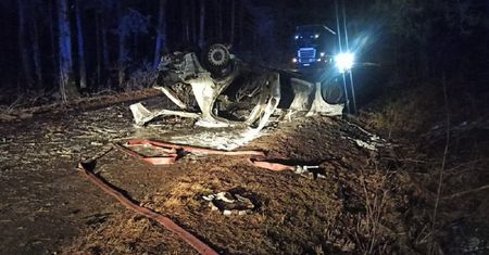 Auto dachowało i spłonęło. Matka wiozła syna, była kompletnie pijana