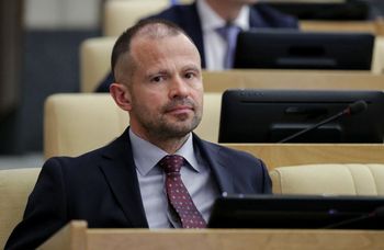 Jest zwolennikiem Putina. Tak zarabia w Niemczech