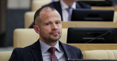 Jest zwolennikiem Putina. Tak zarabia w Niemczech
