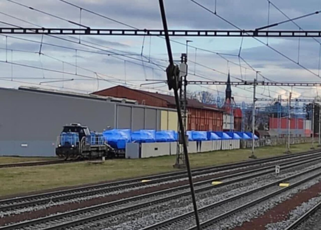 Czołgi pod plandekami. Po cichu wysłali je Ukrainie