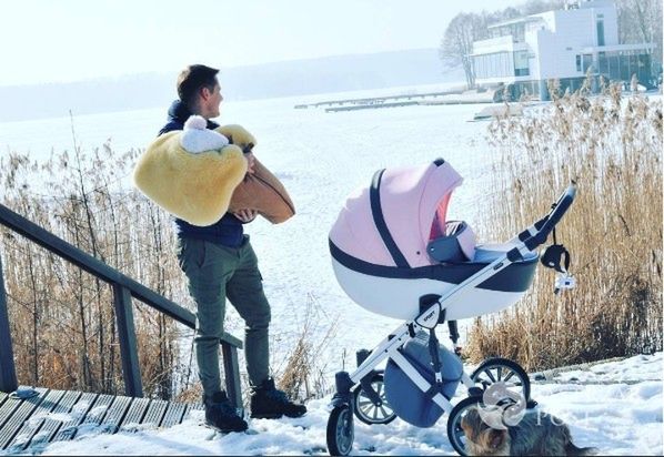 Rafał Mroczek na spacerze z córką
