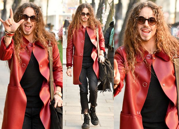 Michał Szpak w czerwonym płaszczu wychodzi z TVN-u (ZDJĘCIA)