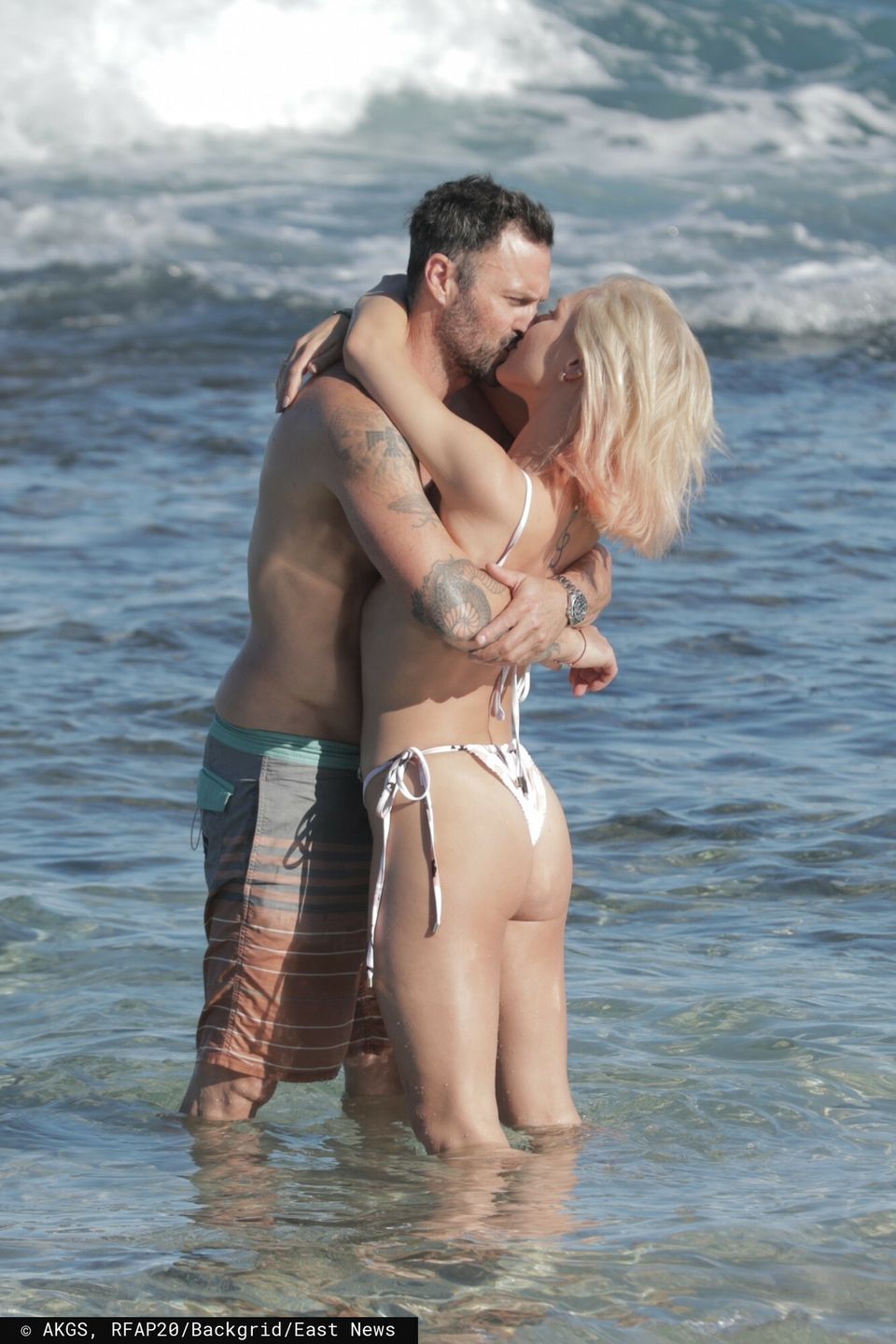 Brian Austin Green i Sharna Burgess trzymają się za ręce i całują, spędzając pierwsze dni nowego roku na Florydzie