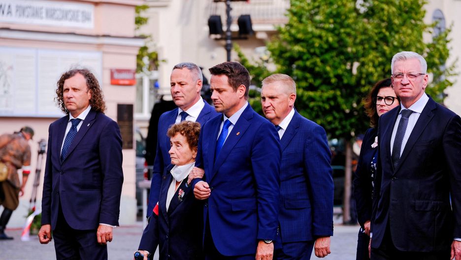 Warszawa. Rafał Trzaskowski odniósł się do wieszania na pomnikach tęczowych flag