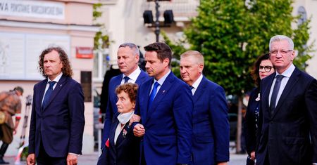 Trzaskowski o fladze na pomniku: niepotrzebna prowokacja