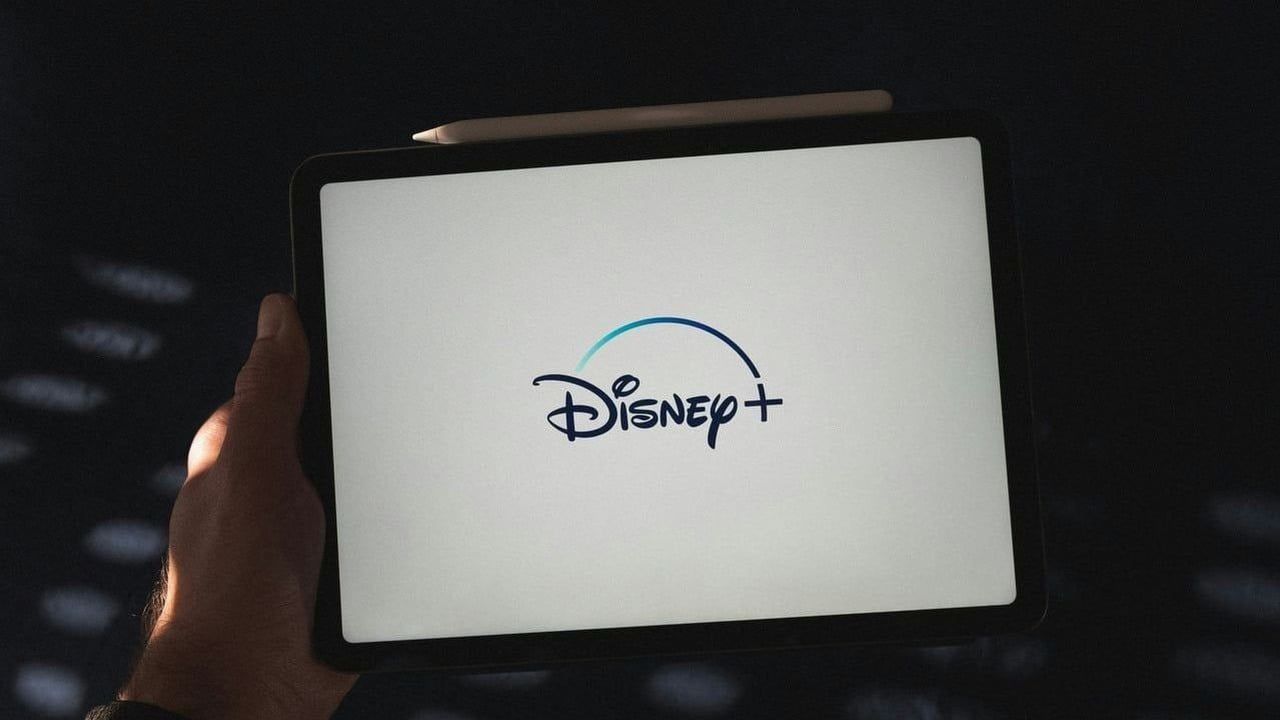 Disney+ zaskoczył detektywistycznym thrillerem sci-fi. Wszystkie 10 odcinków już dostępne