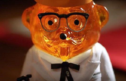 Miś jako pułkownik Sanders w nowej reklamie KFC (wideo)