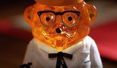 Miś jako pułkownik Sanders w nowej reklamie KFC (wideo)