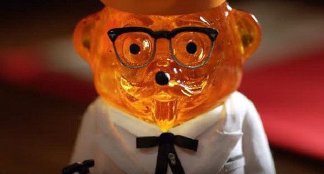 Miś jako pułkownik Sanders w nowej reklamie KFC (wideo)