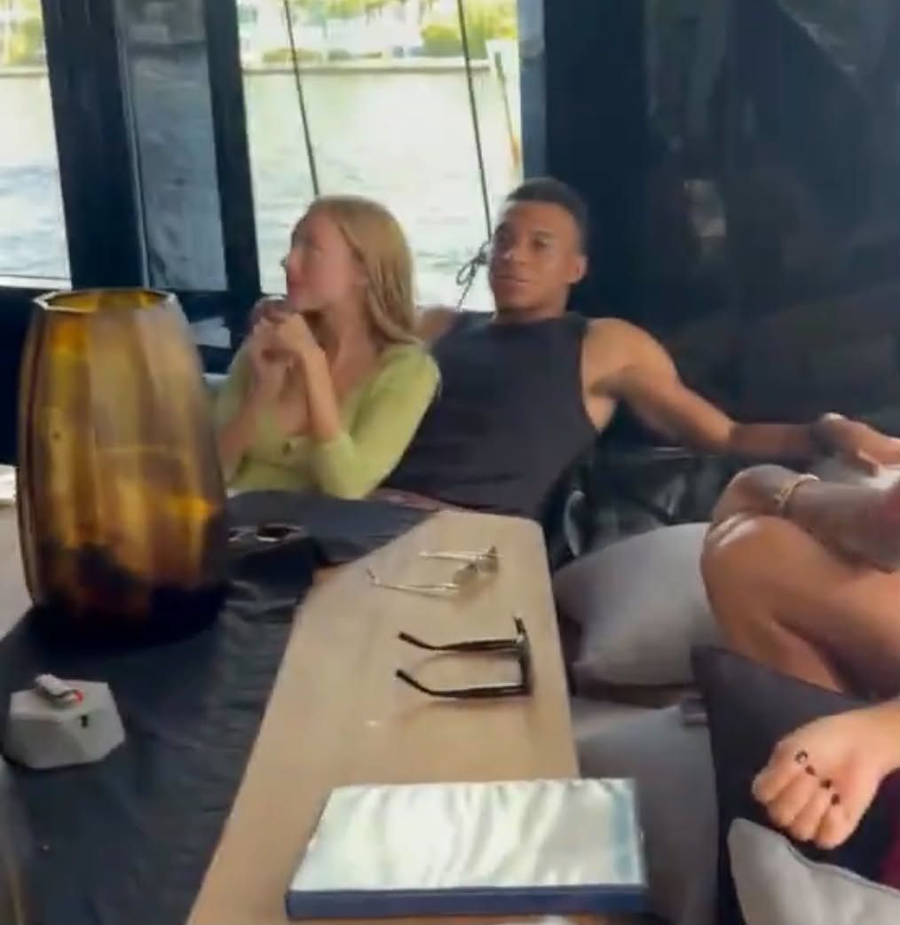 Kylian Mbappe i Ester Exposito