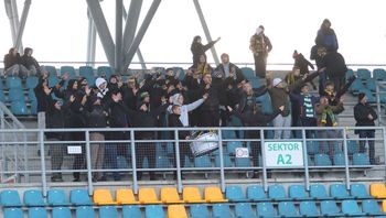 Tarnobrzeg: Kibice ponieśli dopingiem Siarkę do zwycięstwa ze Świdniczanką Świdnik. Zobacz zdjęcia trybuny głównej