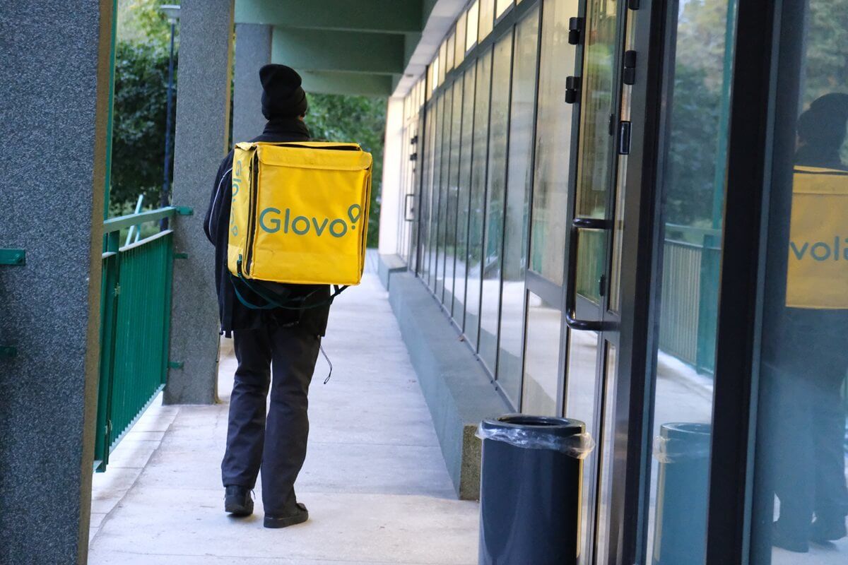 Kurier Glovo przy Biedronce Express w Lublinie