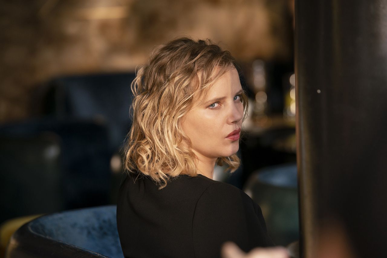 Joanna Kulig w serialu Netfliksa. Śpiewa po francusku, przeklina po polsku