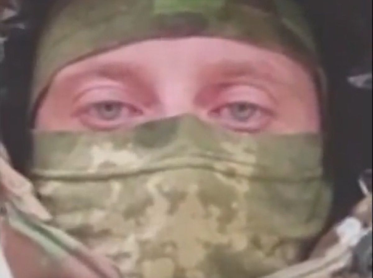  Rosyjski żołnierz uderza w Putina