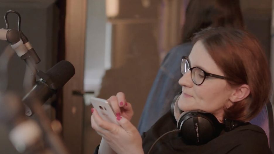 Justyna Dżbik-Kluge, dziennikarka radiowa w ulubionym miejscu, czyli radiowym studio.