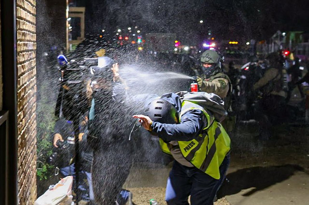 Protesty w Minnesocie: Łapali dziennikarzy, rzucali ich na glebę i robili zdjęcia