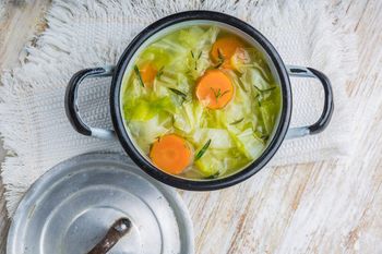 Zupa, która pomaga schudnąć nawet pięć kg w tydzień. Wystarczą tanie składniki prosto z warzywniaka