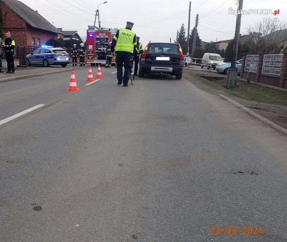 Dramat na Śląsku. 9-latek wbiegł pod nadjeżdżający samochód