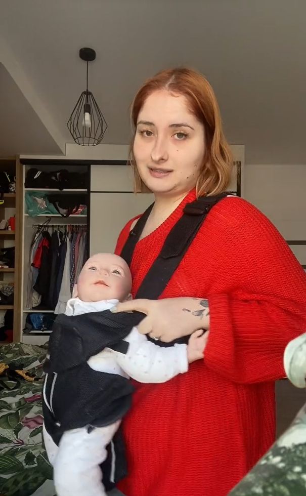 Tiktokerka punktuje Friza za nieprawidłowe noszenie dziecka 