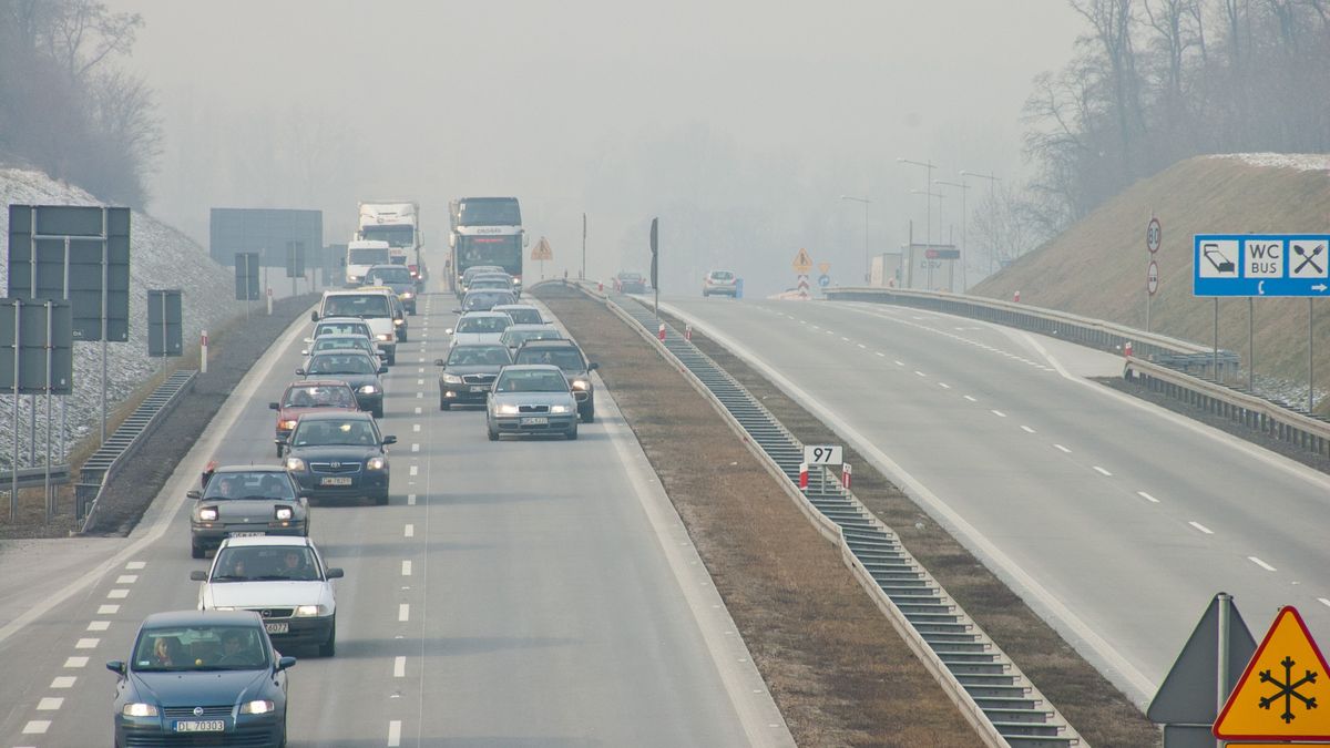 Wolna jazda sprawia, że inni kierowcy ruchu podejmują niebezpieczne manewry