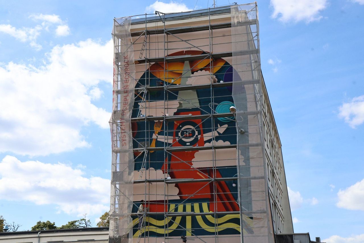 Kielce: Kosmiczny mural: astronauta, pierogi i hołd dla polskiej misji kosmicznej na ścianie Poczty Polskiej