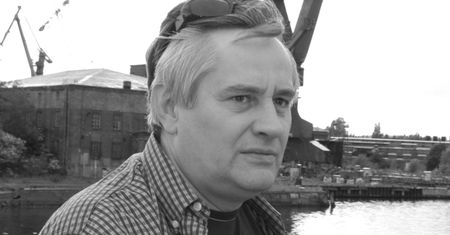 Mirosław Krawczyk nie żyje. Aktora i tatę Mikołaja Krawczyka pożegnali przyjaciele z teatru:  "Na scenie oczarowywałeś szczerością"