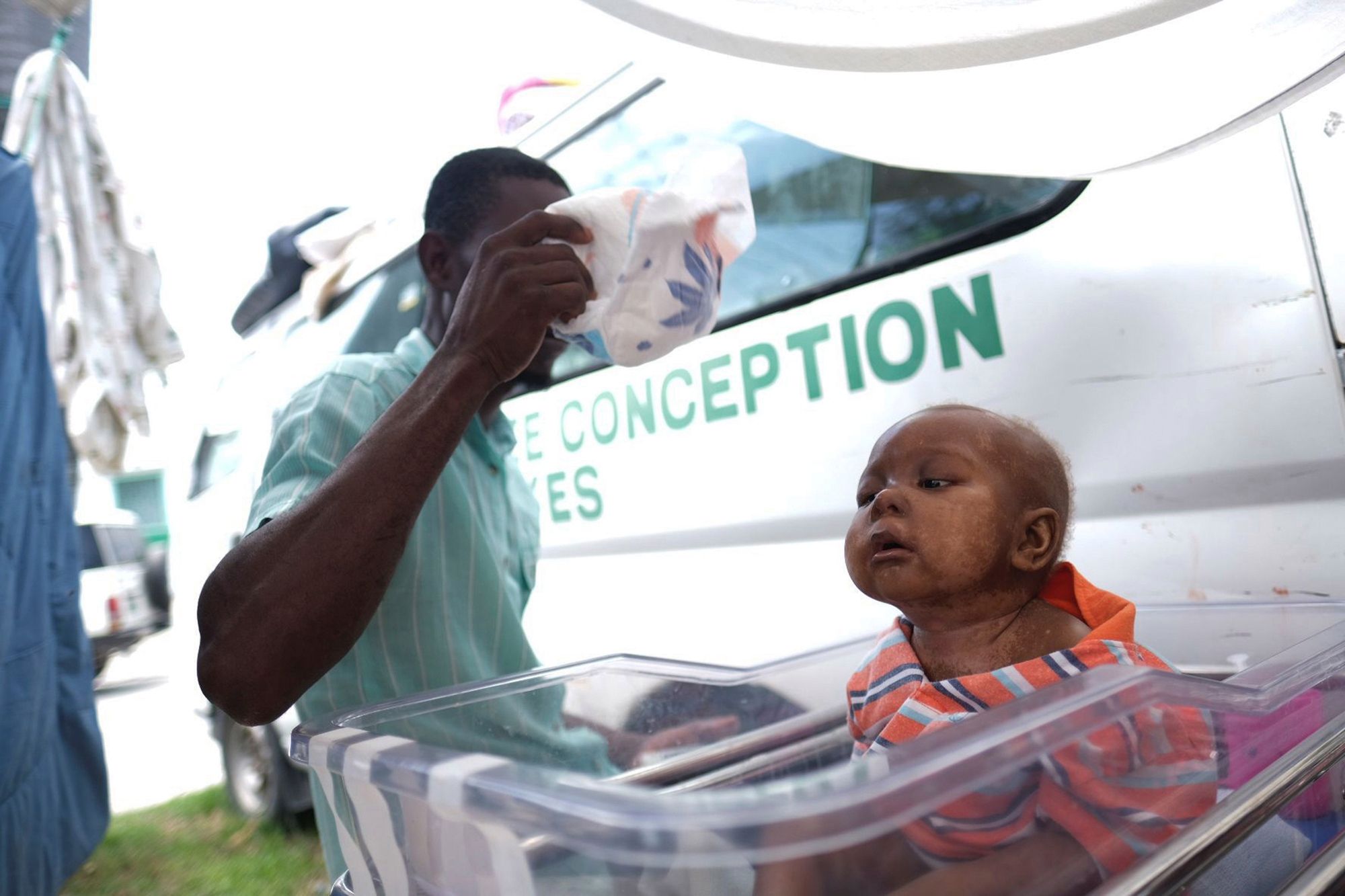 Trzęsienie ziemi na Haiti. Obraz smutku i rozpaczy wśród wielkich zniszczeń 3