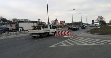 Naprawią uszkodzoną studzienkę na al. Tysiąclecia. Są utrudnienia w ruchu