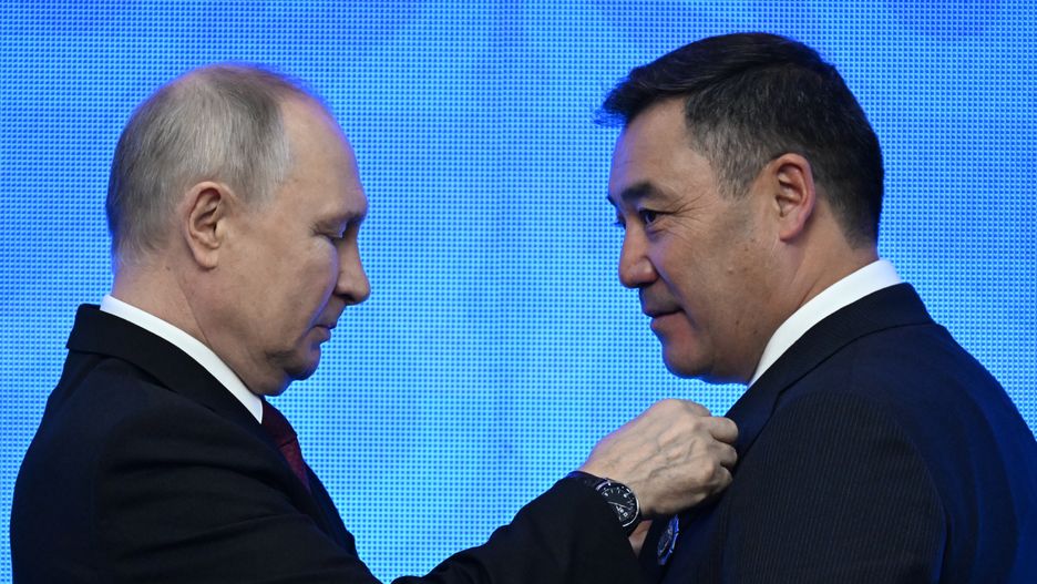 Russian President Vladimir Putin (L) awards Kyrgyz President Sadyr Japarov, right, with the Order of Honour during Russian-Kyrgyz talks at the Ala Archa state residence, in Bishkek, Kyrgyzstan, 12 October 2023. Russian President Vladimir Putin pays a two days official visit to Kyrgyzstan and will take part in a meeting of the Council of Heads of State of the Commonwealth of Independent States (CIS) in Bishkek. EPA/PAVEL BEDNYAKOVSPUTNIK/KREMLIN POOL MANDATORY CREDIT Dostawca: PAP/EPA.
