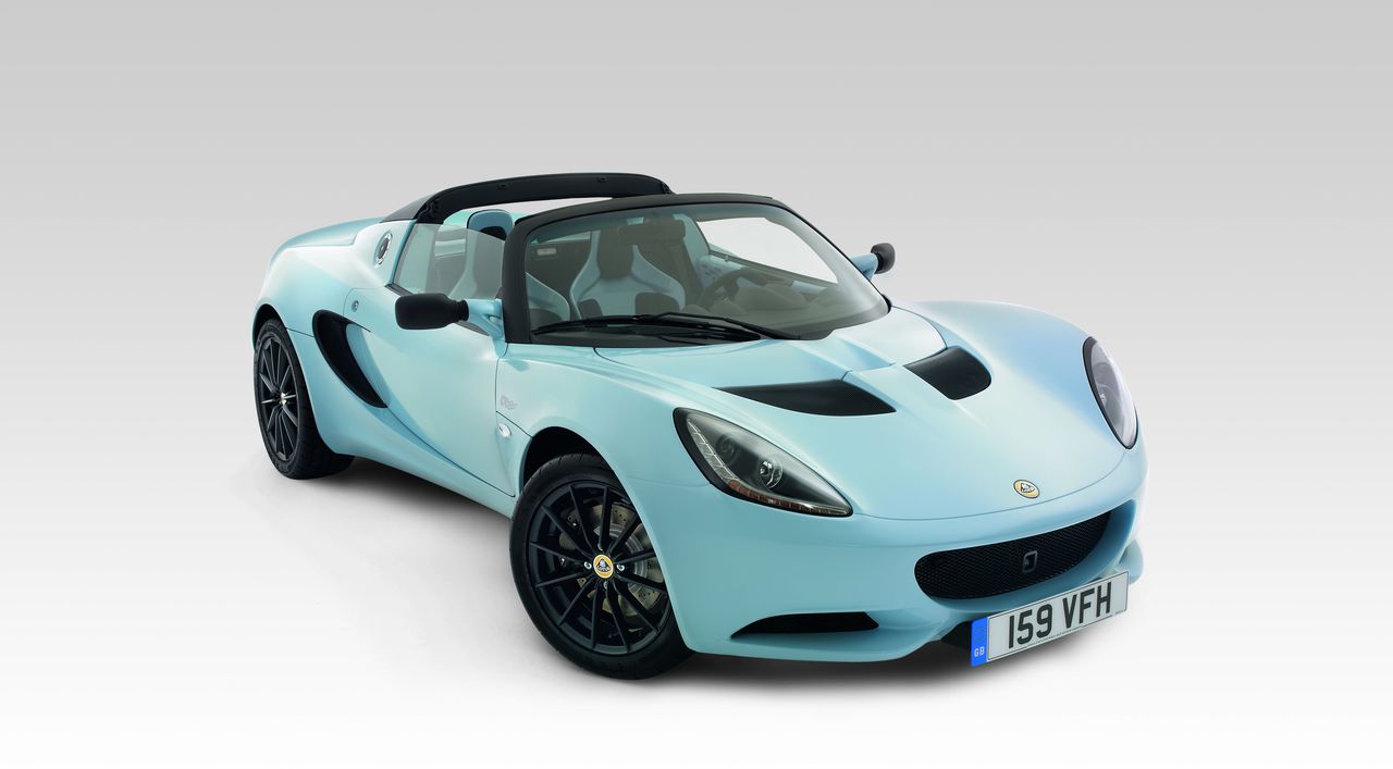 Lotus Elise CR to esencja tej brytyjskiej marki. Jest przystępny cenowo, wygląda egzotycznie, jest bardzo lekki, surowy i bardzo sprawny na torze. Jest on co prawda tak ogołocony z wygód, że właściwie powinniśmy się cieszyć, że mamy przed sobą szybę, ale kto powiedział, że frajda musi być serwowana w luksusowych warunkach?