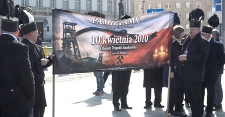 Górnicy przed pomnikiem smoleńskim. Zaskakujące, co puścili z głośników w rocznicę