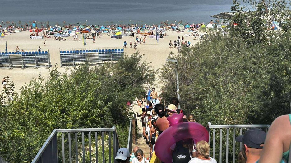 Już przed południem na plaży w Jarosławcu były tłumy