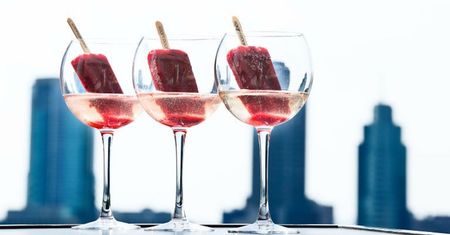 Takie drinki z pewnością staną się hitem tego lata. Dlaczego nikt wcześniej na to nie wpadł?!