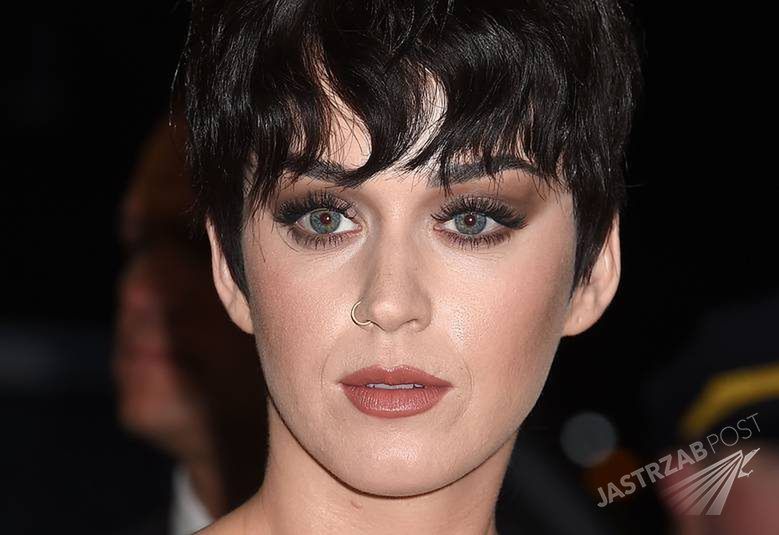Katy Perry po raz pierwszy w nowej fryzurze na salonach. Na ściance pozowała w objęciach... Madonny [zdjęcia]