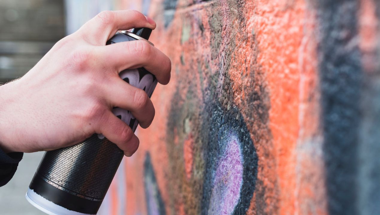 Jak usunąć graffiti fot. freepik